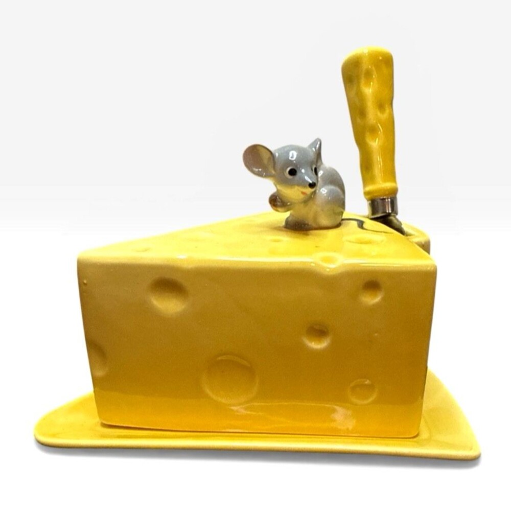 LEFTON COVERED CHEESE TRAY WITH KNIFE. CUTE MOUSE PERCHED ON TOP. H7138